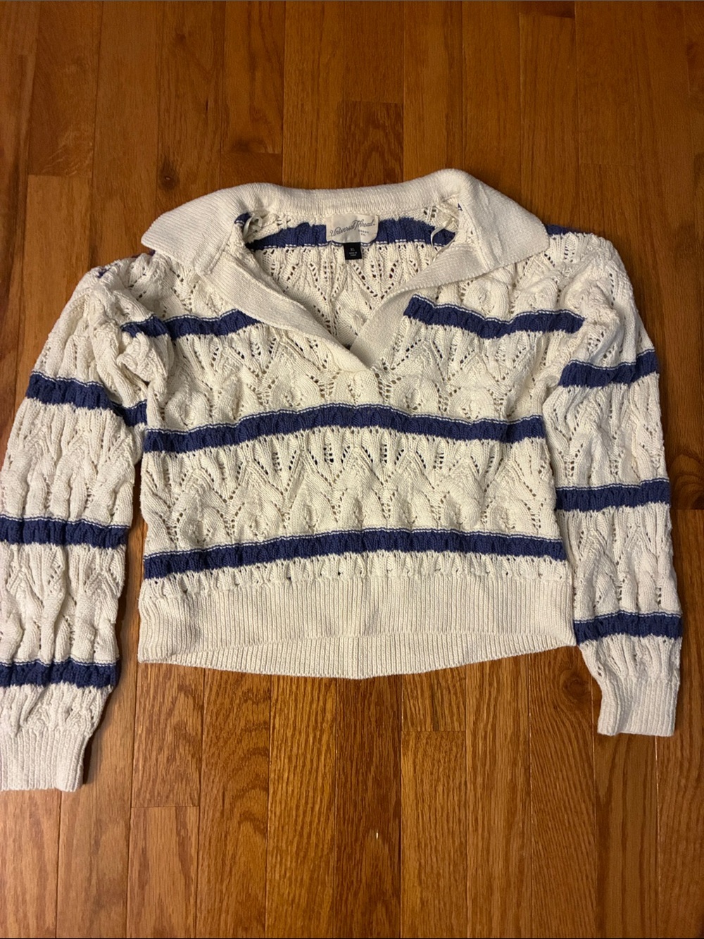 Universal Thread White Open-Knit V-Neck Sweater with Blue Stripes